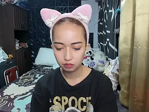 Snapshot of Soft_Angel8 chatting on 12-18-25, 05:52 Soft Angel8 online show from 12-18-25, 05:52