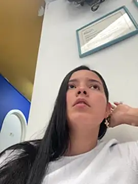 Mia jhoonson online show from 05-17-26, 03:41