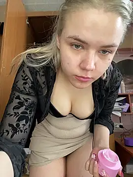 Snapshot of April_Purr chatting on 04-29-26, 07:12 April Purr online show from 04-29-26, 07:12