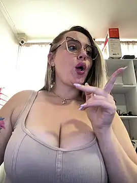 Snapshot of CurvyLust_x chatting on 02-23-26, 02:14 CurvyLust x online show from 02-23-26, 02:14