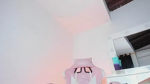 Snapshot of lovingdarcy_ chatting on 03-13-26, 11:28 lovingdarcy online show from 03-13-26, 11:28