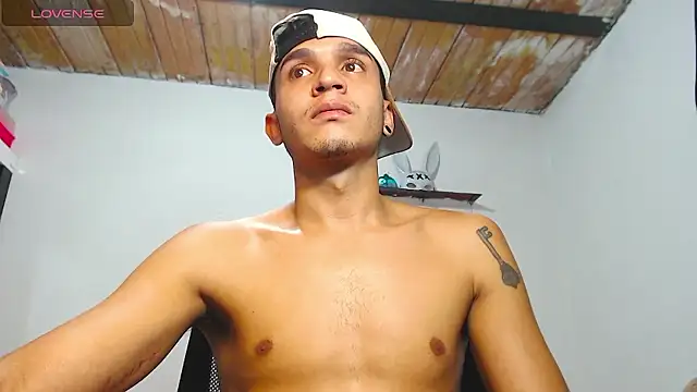 Snapshot of Angel_latinboy chatting on 01-13-26, 05:07 Angel latinboy online show from 01-13-26, 05:07