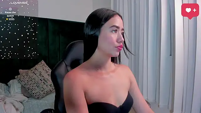 SaraWagner  online show from 04-07-26, 12:11