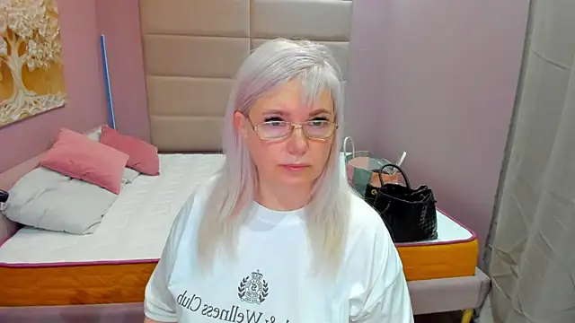 Snapshot of Hella_Fabel chatting on 06-25-26, 01:16 Hella Fabel online show from 06-25-26, 01:16