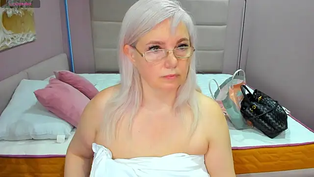 Snapshot of Hella_Fabel chatting on 06-27-26, 01:10 Hella Fabel online show from 06-27-26, 01:10