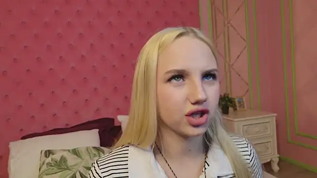Snapshot of Sky_Cutie chatting on 07-18-26, 04:27 Sky Cutie online show from 07-18-26, 04:27