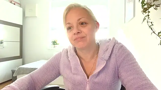 Linsy Kim online show from 10-19-25, 08:48