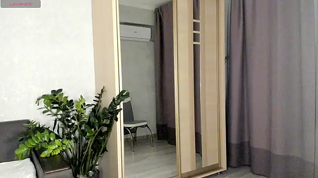 SaraShine  online show from 10-27-25, 08:57