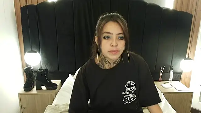 Snapshot of LiaMonroee_ chatting on 03-15-26, 12:11 LiaMonroee online show from 03-15-26, 12:11