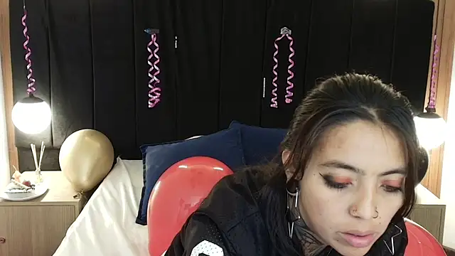 Snapshot of LiaMonroee_ chatting on 03-24-26, 12:32 LiaMonroee online show from 03-24-26, 12:32