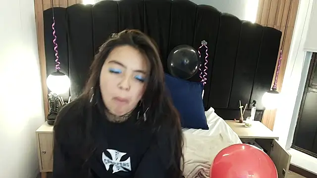 Snapshot of LiaMonroee_ chatting on 03-25-26, 12:22 LiaMonroee online show from 03-25-26, 12:22