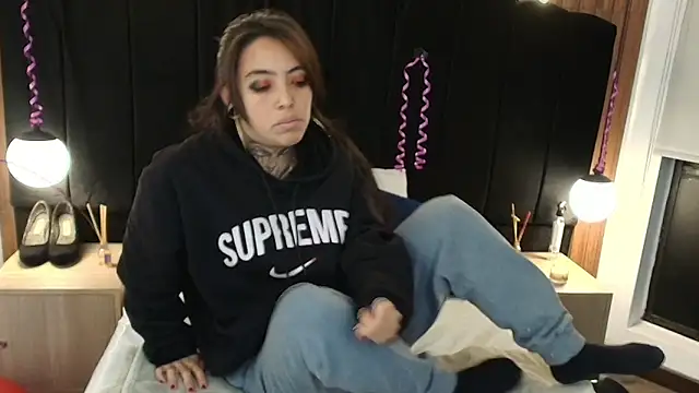 Snapshot of LiaMonroee_ chatting on 03-26-26, 12:00 LiaMonroee online show from 03-26-26, 12:00