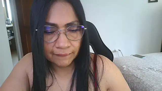 Snapshot of LissafeetHott chatting on 12-17-25, 04:24 LissafeetHott online show from 12-17-25, 04:24