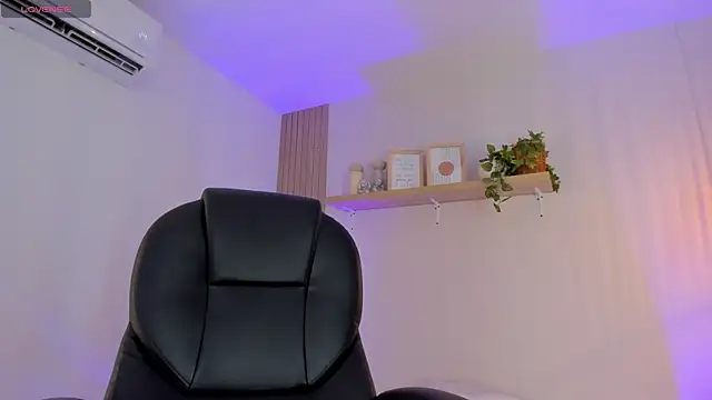 Cristalfoxy  online show from 01-07-26, 07:27