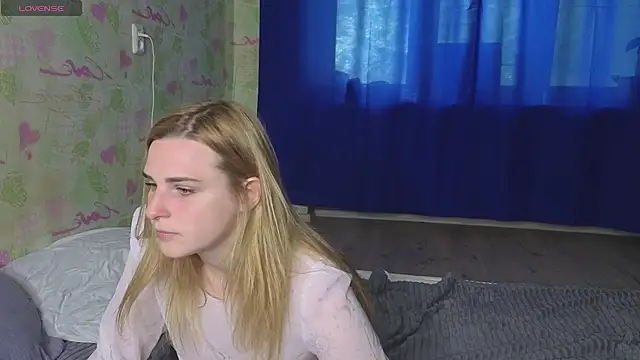 Snapshot of HelenMartines chatting on 06-15-26, 11:01 HelenMartines online show from 06-15-26, 11:01