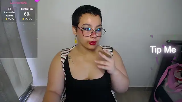 Snapshot of Cherry_vald chatting on 07-16-26, 12:33 Cherry vald online show from 07-16-26, 12:33