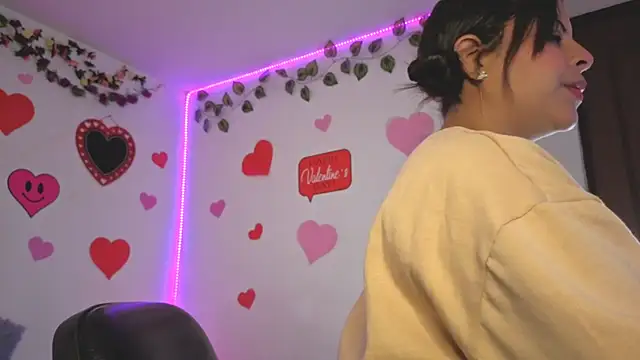 Snapshot of MiaCollinssx chatting on 02-19-26, 12:56 MiaCollinssx online show from 02-19-26, 12:56