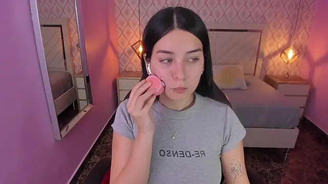 CHRISTY TEIGEN4 online show from 10-18-25, 07:25