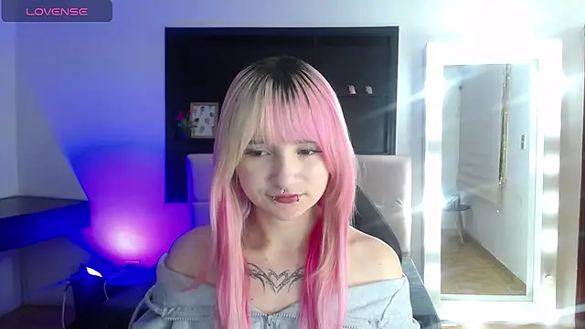 Snapshot of _Charlotte_Collins_ chatting on 06-27-26, 03:28 Charlotte Collins online show from 06-27-26, 03:28