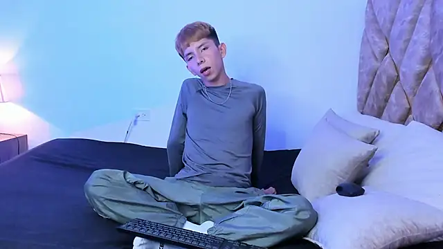 Snapshot of Hyunjin_Son chatting on 12-21-25, 03:52 Hyunjin Son online show from 12-21-25, 03:52