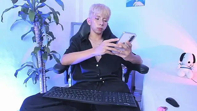 Snapshot of Hyunjin_Son chatting on 01-06-26, 06:00 Hyunjin Son online show from 01-06-26, 06:00