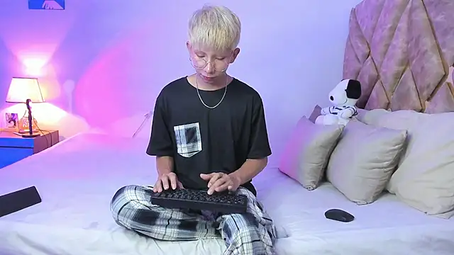 Snapshot of Hyunjin_Son chatting on 01-12-26, 05:40 Hyunjin Son online show from 01-12-26, 05:40