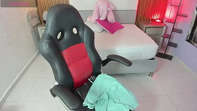 MOLLYSPENCER1 online show from 04-17-26, 07:17