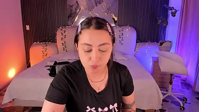 Snapshot of SarahCastro1_ chatting on 06-11-26, 04:54 SarahCastro1 online show from 06-11-26, 04:54