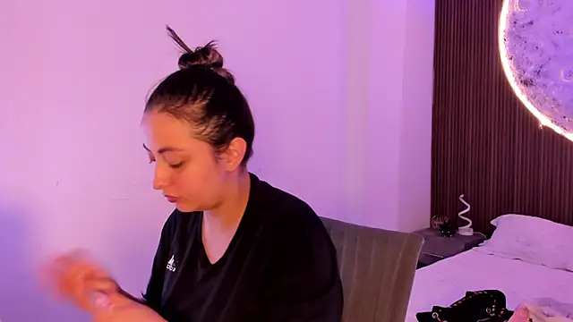 Snapshot of SarahCastro1_ chatting on 06-17-26, 12:24 SarahCastro1 online show from 06-17-26, 12:24