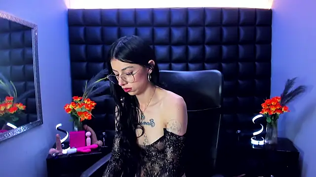 Snapshot of Dulce_Miaa_ chatting on 06-19-26, 06:34 Dulce Miaa online show from 06-19-26, 06:34
