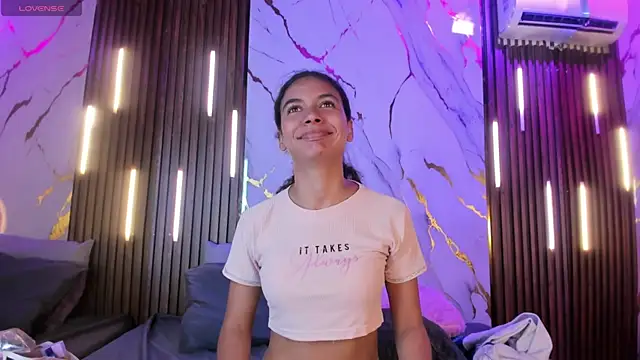 Snapshot of VictoriaDuart chatting on 09-19-25, 07:58 VictoriaDuart online show from 09-19-25, 07:58