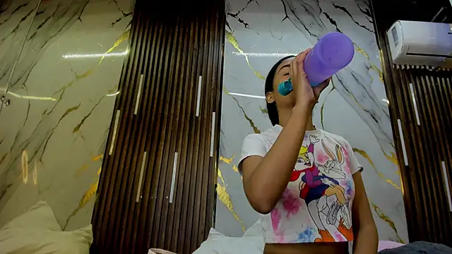 Snapshot of VictoriaDuart chatting on 10-20-25, 07:58 VictoriaDuart online show from 10-20-25, 07:58