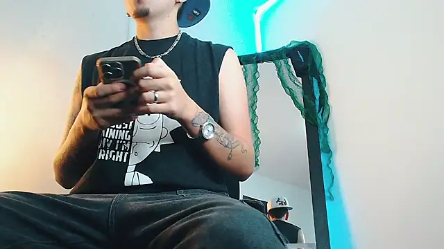 Snapshot of liamty_luxor chatting on 12-23-25, 04:21 liamty luxor online show from 12-23-25, 04:21