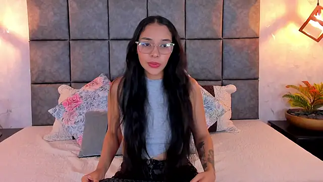 Snapshot of Roseaurora chatting on 06-18-26, 10:52 Roseaurora online show from 06-18-26, 10:52