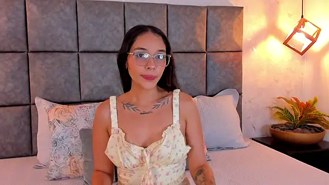 Snapshot of Roseaurora chatting on 06-22-26, 11:18 Roseaurora online show from 06-22-26, 11:18