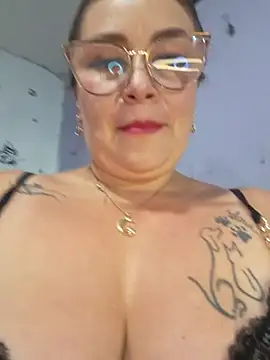 Snapshot of anythompsom chatting on 10-28-25, 03:58 anythompsom online show from 10-28-25, 03:58