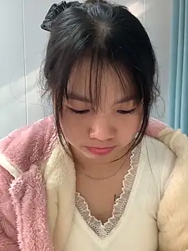 Snapshot of Emlyly-18 chatting on 11-12-25, 01:28 Emlyly-18 online show from 11-12-25, 01:28