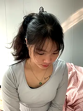 Snapshot of Emlyly-18 chatting on 11-15-25, 01:36 Emlyly-18 online show from 11-15-25, 01:36