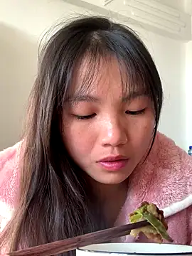 Snapshot of Emlyly-18 chatting on 11-19-25, 12:43 Emlyly-18 online show from 11-19-25, 12:43