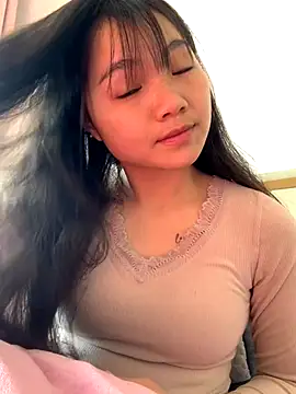 Snapshot of Emlyly-18 chatting on 12-03-25, 05:15 Emlyly-18 online show from 12-03-25, 05:15