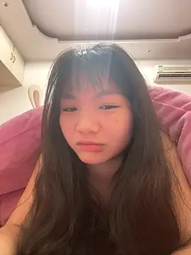 Snapshot of Emlyly-18 chatting on 12-15-25, 11:42 Emlyly-18 online show from 12-15-25, 11:42