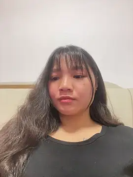 Snapshot of Emlyly-18 chatting on 12-18-25, 09:59 Emlyly-18 online show from 12-18-25, 09:59