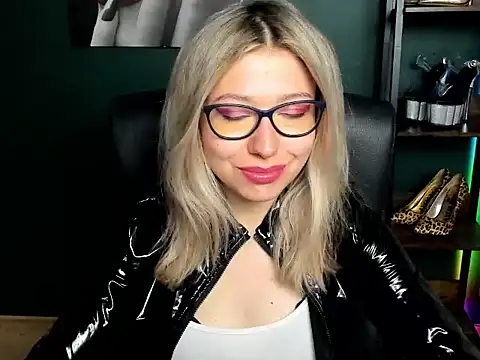 Snapshot of loveHeidi chatting on 06-15-26, 04:36 loveHeidi online show from 06-15-26, 04:36