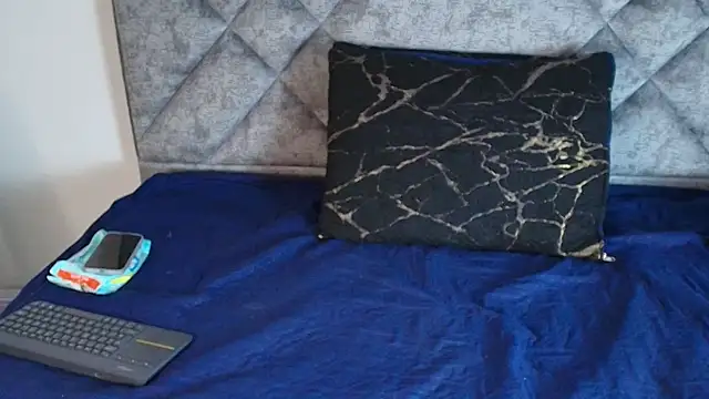 Shantey Laurent online show from 10-21-25, 05:24