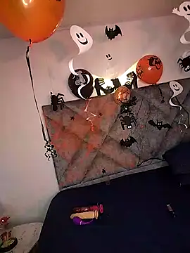 Shantey Laurent online show from 10-28-25, 01:58