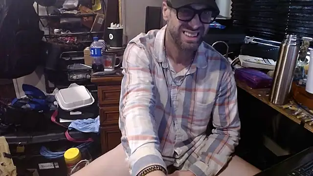 Snapshot of PeterHanglin chatting on 04-10-26, 05:17 PeterHanglin online show from 04-10-26, 05:17