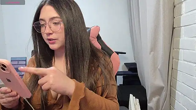 Snapshot of valentinauwu chatting on 05-20-26, 01:34 valentinauwu online show from 05-20-26, 01:34