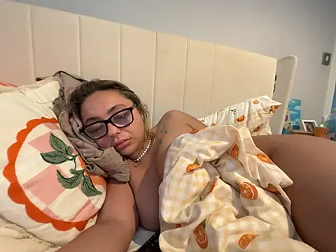 petitelucyXoxx online show from 06-24-26, 04:33