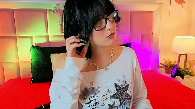 Snapshot of RobinBennett chatting on 05-15-26, 11:39 RobinBennett online show from 05-15-26, 11:39