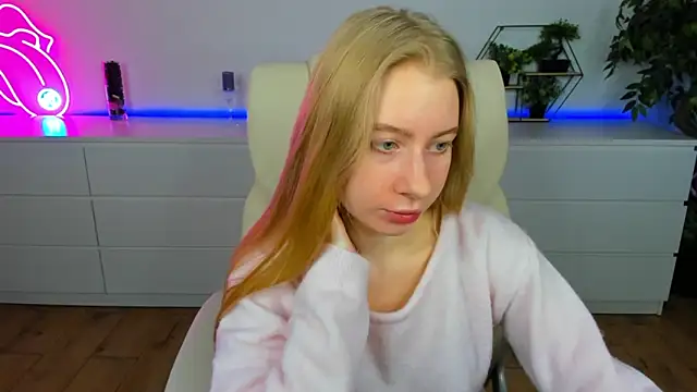 Snapshot of Alina_Blonde chatting on 01-19-26, 06:50 Alina Blonde online show from 01-19-26, 06:50